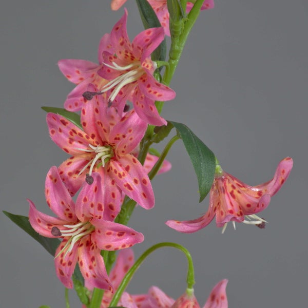 Künstliche Tigerlilie in Rosa mit dunklen Punkten, grünem Stängel und Blättern.