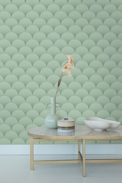 Zimmer mit gemusterter Tapete, Tisch, Vase, Schale und Dose