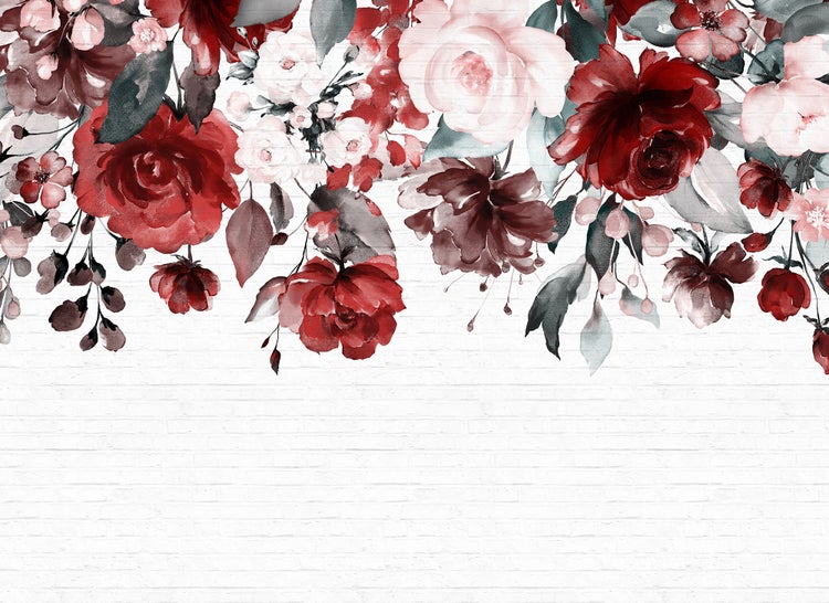 Fototapete mit Blumenmuster im Aquarellstil, rote und weiße Rosen hängen vor einer weißen Backsteinwand.