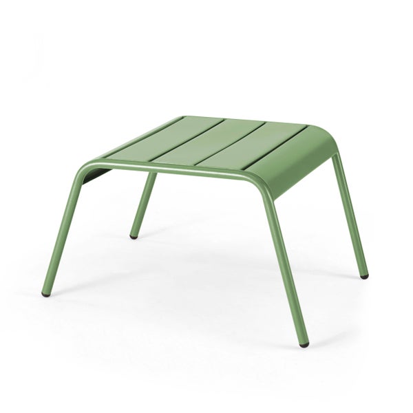 Grüner Beistelltisch aus Metall für den Außenbereich mit Lattenoberfläche und gebogenen Beinen.