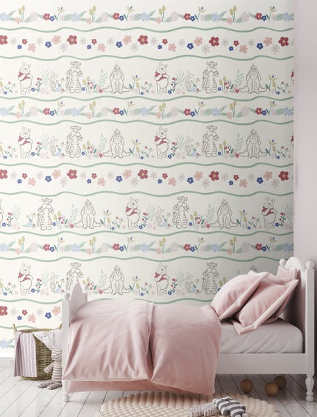 Kinderzimmer mit Winnie Puh Tapete mit Blumenmuster und Bett