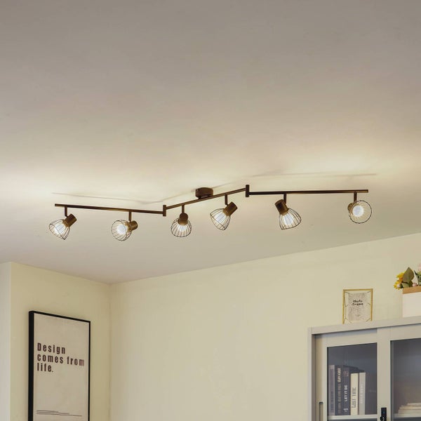 Deckenleuchte mit sechs Strahlern im Wohnzimmer