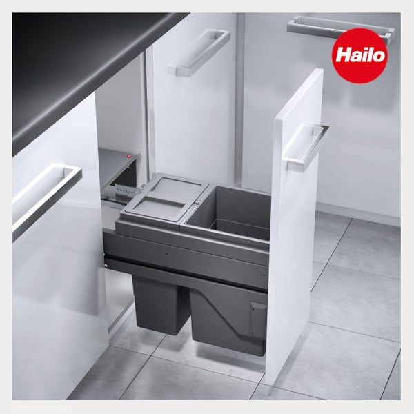 Hailo Logo. Hailo Abfalltrennsystem zum Ausziehen in einem weißen Küchenunterschrank mit zwei grauen Abfalleimern.
