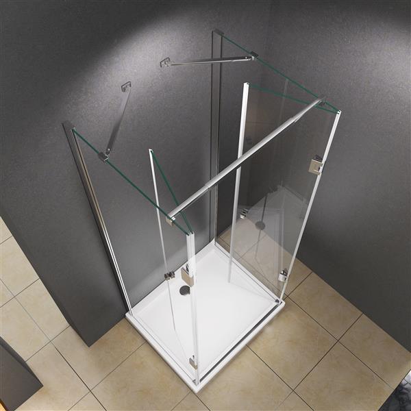 Eckdusche mit klaren Glaswänden und weißer Duschwanne
