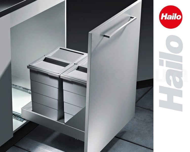 Hailo Abfalltrennsystem in einem modernen Küchenunterschrank mit zwei grauen Abfalleimern auf einem Auszug. Hailo Logo.