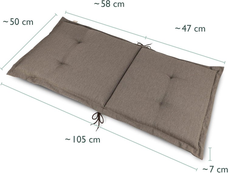 Braune Gartenstuhlauflage mit Maßen: Gesamtlänge circa 105 Zentimeter, Breite circa 50 Zentimeter, Dicke circa 7 Zentimeter.