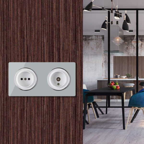 Doppelsteckdose mit Antennenanschluss auf einer Holzoberfläche in einem modernen Esszimmer
