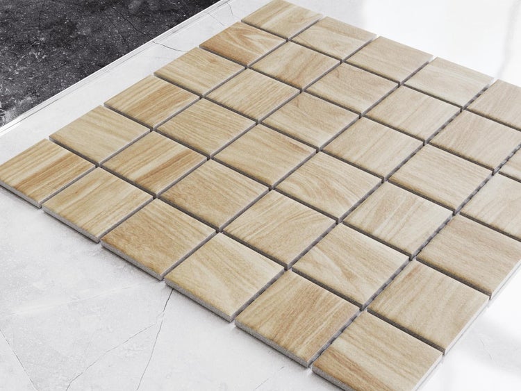 Quadratische Mosaikfliesen in strukturierter Holzoptik, beige.