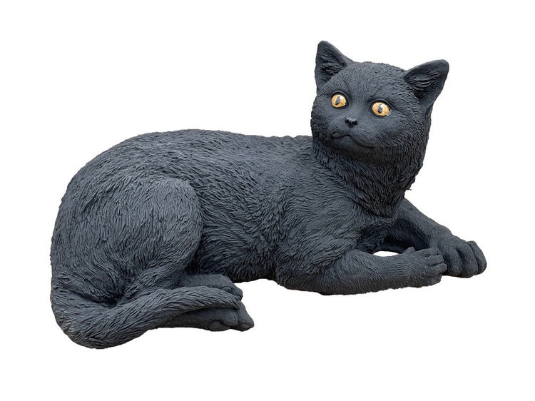 Dekorative Gartenfigur Katze liegend aus wetterfestem Material für die Außenbereichsgestaltung