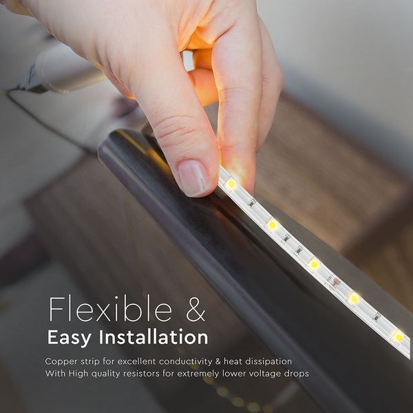 Flexible LED-Leiste wird an einer Oberfläche befestigt.