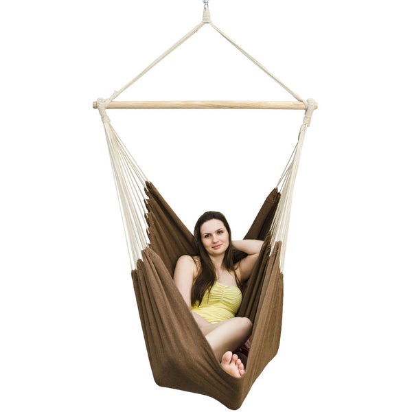 Detailaufnahme der Aufhängung eines Hängesessels mit Karabinerhaken und Seil