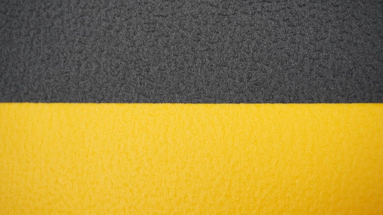 Strukturierter Antirutschbelag für Bodenmarkierungen mit körniger Oberfläche.