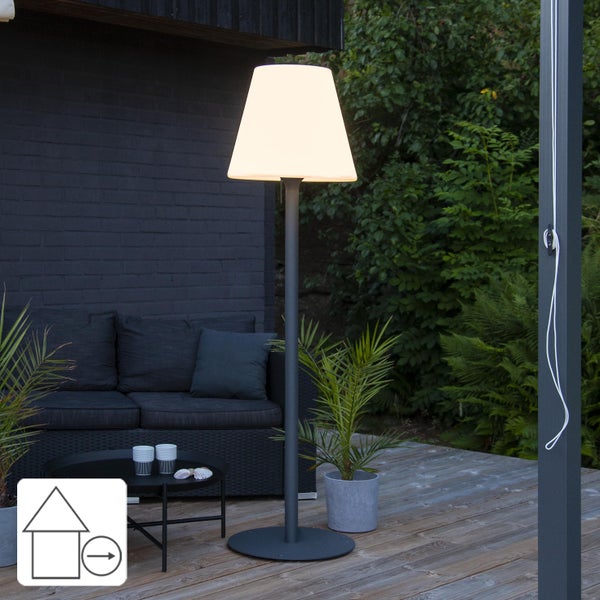 Außenbereichszene mit Stehlampe, Sofa und Beistelltisch