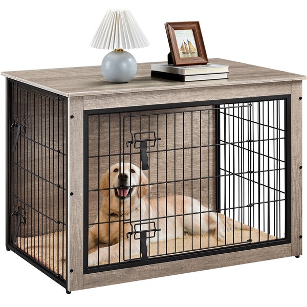 Hund liegt in Hundehütte mit Gittertür und Tischplatte