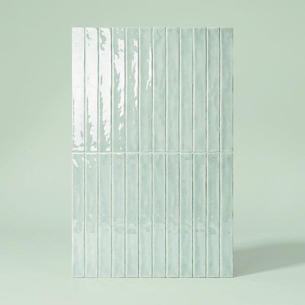 Wandfliesen mit glänzender Oberfläche in schmaler Riemchenoptik