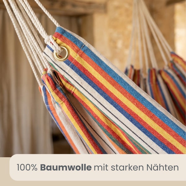 Detailansicht einer gestreiften Hängematte aus 100 Prozent Baumwolle mit starken Nähten und stabilen Aufhängeseilen.