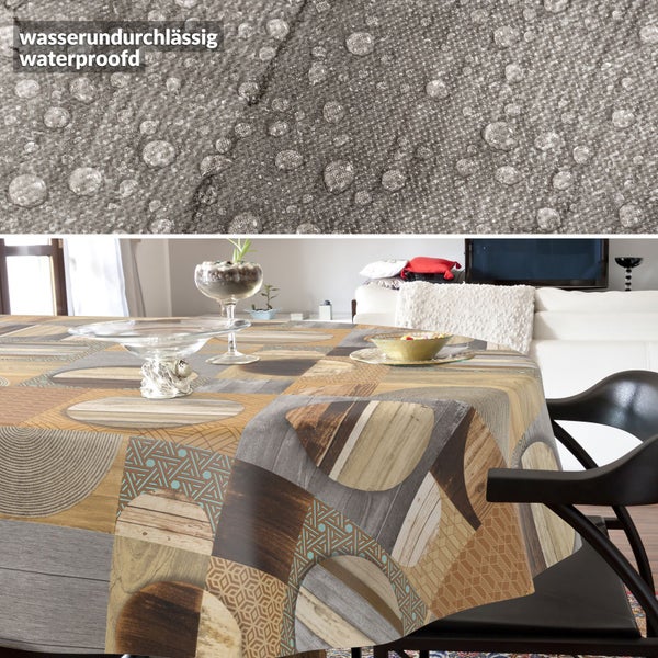 Wasserundurchlässige Tischdecke mit geometrischem Muster und Kreisen in Holzoptik auf einem runden Esstisch in einem modernen Wohnzimmer.