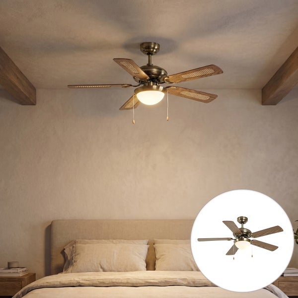 Deckenventilator mit Beleuchtung und fünf Flügeln in Holzoptik mit Rattaneinsatz in einem Schlafzimmer mit Holzbalken.