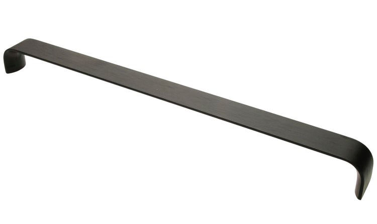 Langer, flacher Möbelgriff aus Metall in gebogener Form