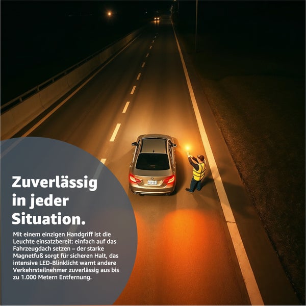 Eine Person mit Warnweste steht nachts neben einem Auto und hält eine LED-Warnleuchte in der Hand.