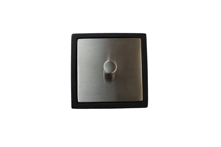 Quadratischer Dimmer aus Edelstahl mit schwarzem Rahmen und rundem Drehknopf.