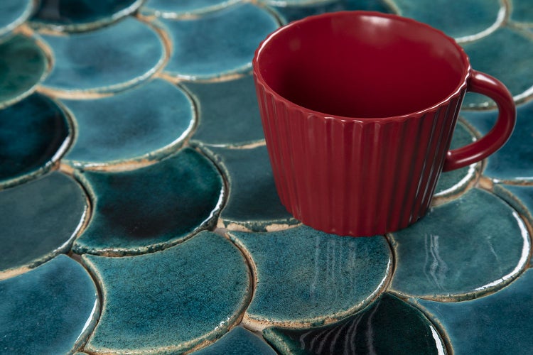 Mosaikfliesen in Fischschuppenoptik mit roter Tasse