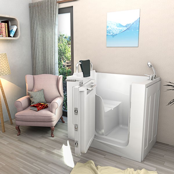 Badezimmer mit ebenerdiger Badewanne, Sessel und Dekoration für barrierefreies Wohnen