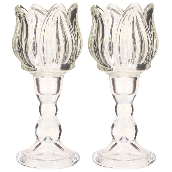 Zwei Kerzenständer aus klarem Glas in Tulpenform mit einem verzierten Standfuß.