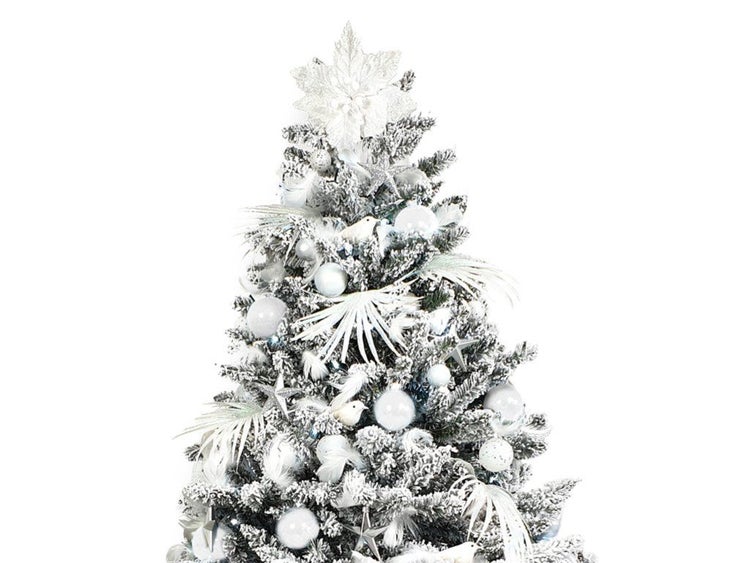 Künstlicher, verschneiter Weihnachtsbaum, geschmückt mit Kugeln, Sternen und Dekofiguren in hellem Design.