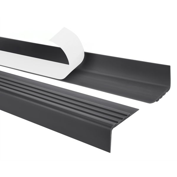 PVC-Treppenkantenprofil zur Renovierung von Treppenstufen, Anwendung auf verschiedenen Bodenbelägen, sauberer Kantenabschluss und Schutz.