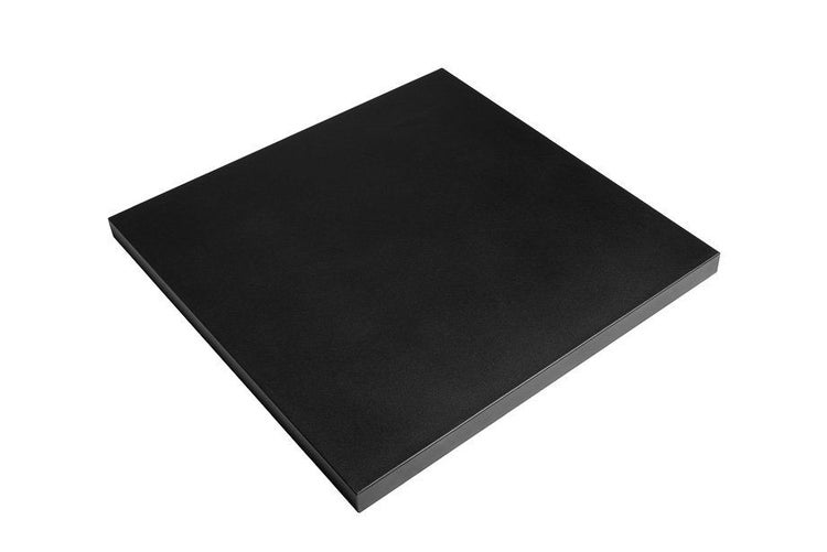 Quadratische schwarze Platte mit matter Oberfläche.