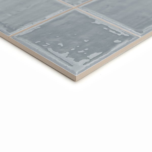 Wandfliese mit strukturierter Oberfläche und glänzendem Finish im Quadratformat als Teil eines Kachelverbunds