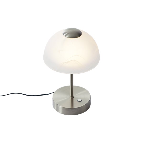 Tischleuchte mit rundem Sockel aus gebürstetem Metall und weißem Glasschirm in Kuppelform.