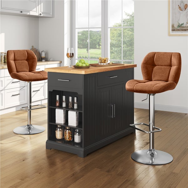 Küchenszene mit Kücheninsel, Schubladen und zwei Barhockern