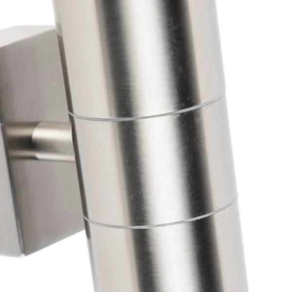 Nahaufnahme einer Wandleuchte aus gebürstetem Metall mit zylindrischem Lampenkörper und quadratischer Wandhalterung.