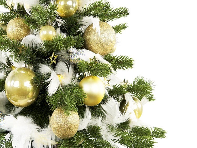 Weihnachtsbaum geschmückt mit glänzenden Kugeln, glitzernden Ornamenten und Federn als festliche Weihnachtsdekoration.