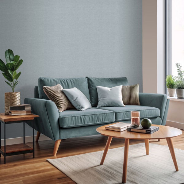 Wohnzimmer mit Sofa, Couchtisch und Zimmerpflanzen