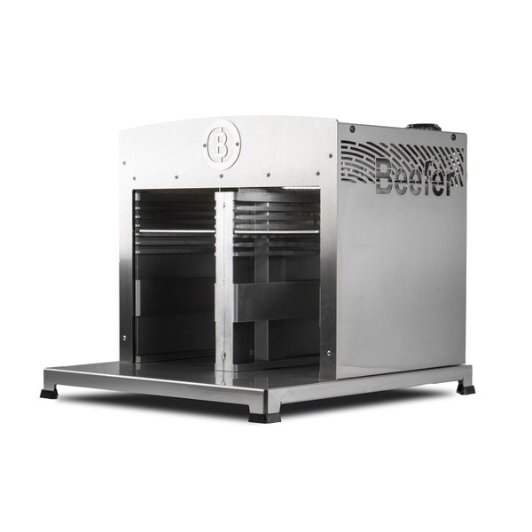 Beefer Hochtemperatur-Gasgrill aus Edelstahl mit Einschubebenen für Grillroste und Beefer Logo.