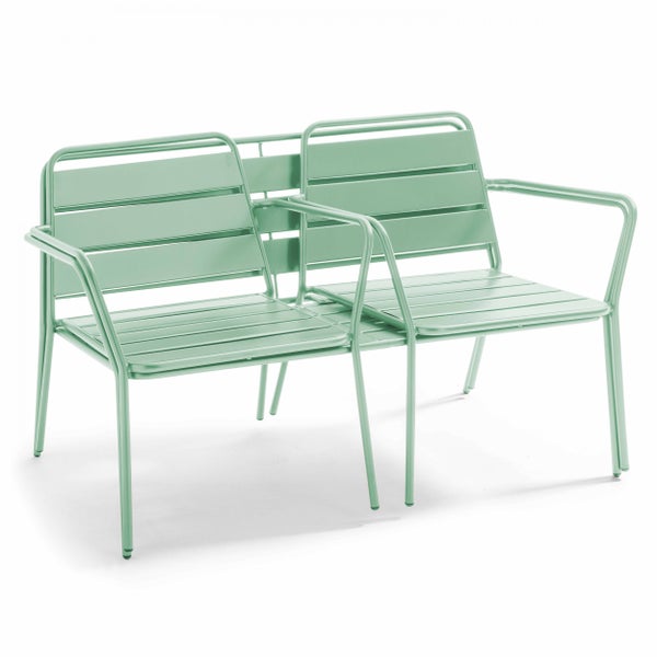 Grüne Gartenbank aus Metall mit Lattenstruktur und Armlehnen für zwei Personen.