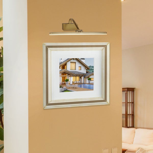 Gerahmtes Bild mit Beleuchtung an einer Wand