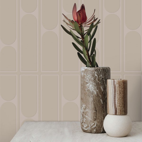 Dekorative Wand mit geometrischem Muster und Vasen mit Pflanzen