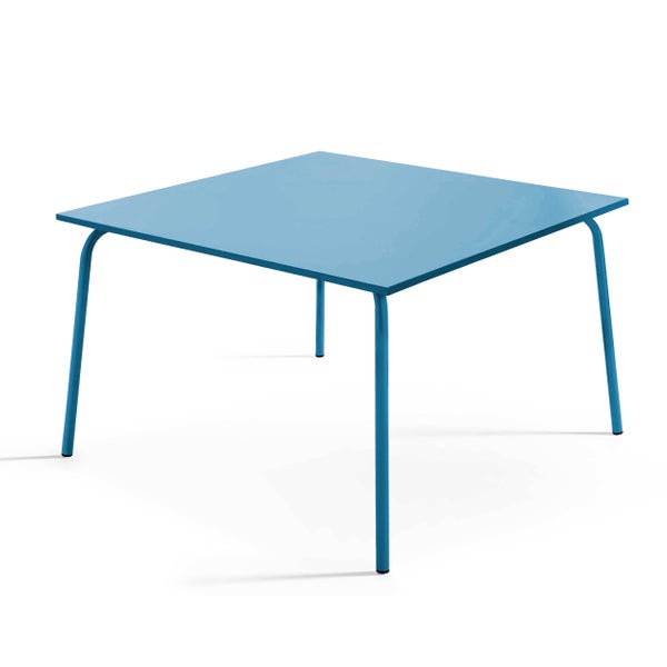 Quadratischer Metalltisch in Blau für Garten oder Balkon.