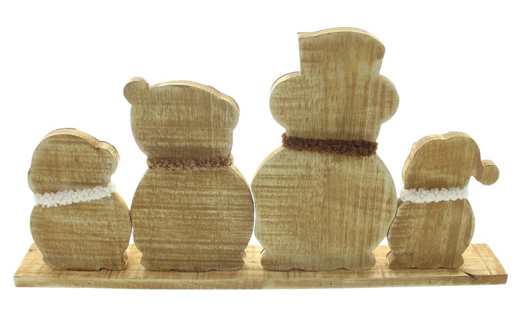 Dekorative Holzfiguren einer Hasenfamilie auf einem Sockel