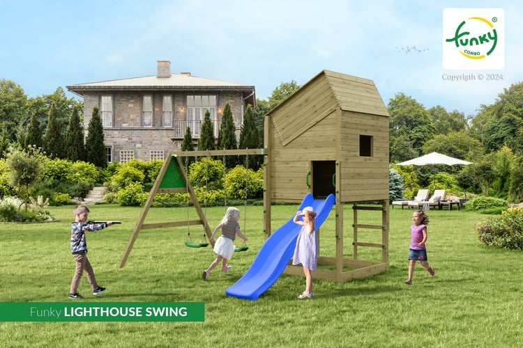 Hölzerner Spielturm Funky Lighthouse Swing mit Spielhaus, blauer Rutsche und zwei Schaukeln auf einem Rasen. Kinder spielen. Funky Combo Logo.