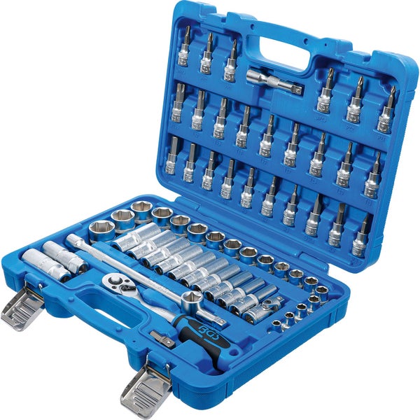 Steckschlüssel-Satz in einem blauen Koffer mit Bits und Nüssen