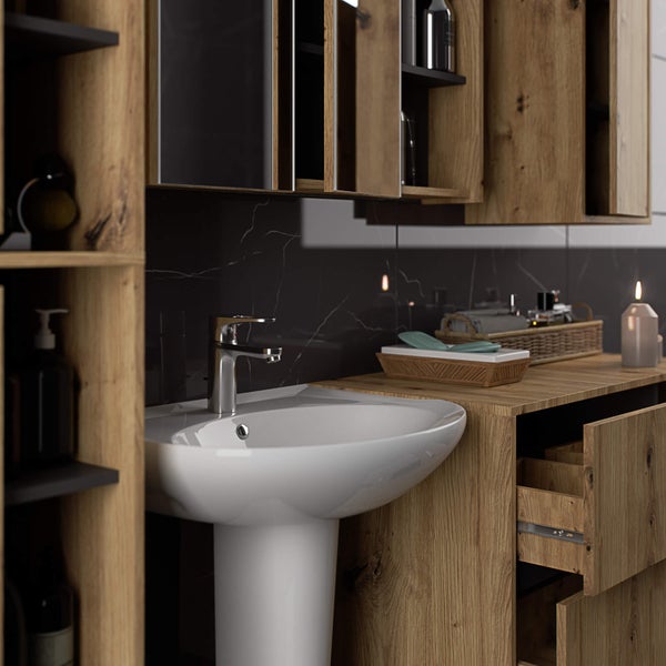 Modernes Badezimmer mit Waschtisch, Unterschrank, Regalen und Spiegel