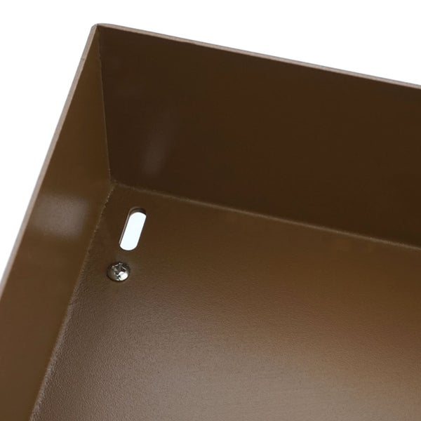Detailansicht eines Metallbehälters mit Schraube und Loch