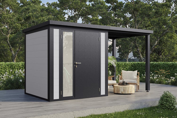 Modernes Gartenhaus aus Metall mit Pultdach und integriertem Terrassendach auf einer Holzterrasse im Garten mit Lounge Möbeln.