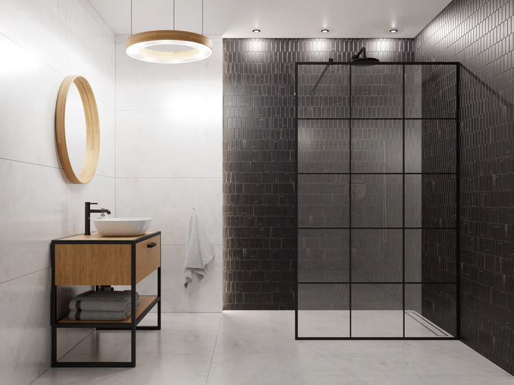 Modernes Badezimmer mit Waschtisch aus Holz, rundem Spiegel, industrieller Duschwand mit schwarzem Gitter und dunklen Wandfliesen.