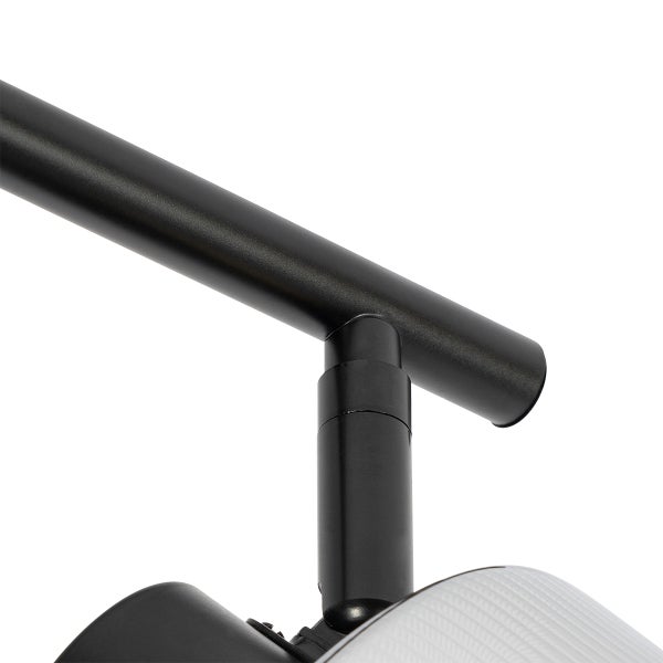 Detailaufnahme einer schwarzen Strahler-Schiene mit weißem Lampenschirm.